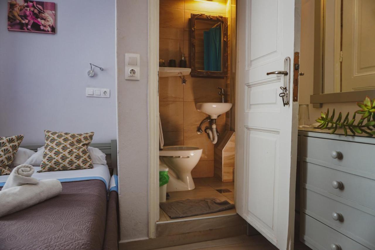Aphrodite Art Hotel Aegina エクステリア 写真